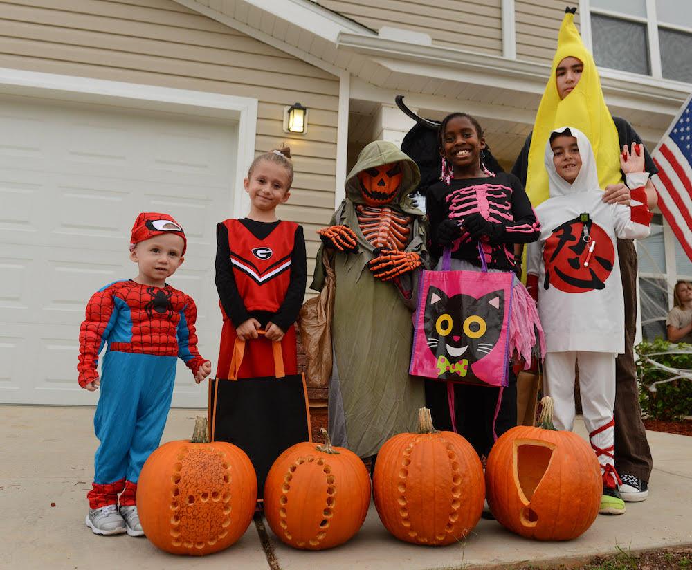 Children of various ages dressed for Halloween get ready to trick or treat. (Photo/Getty Images)