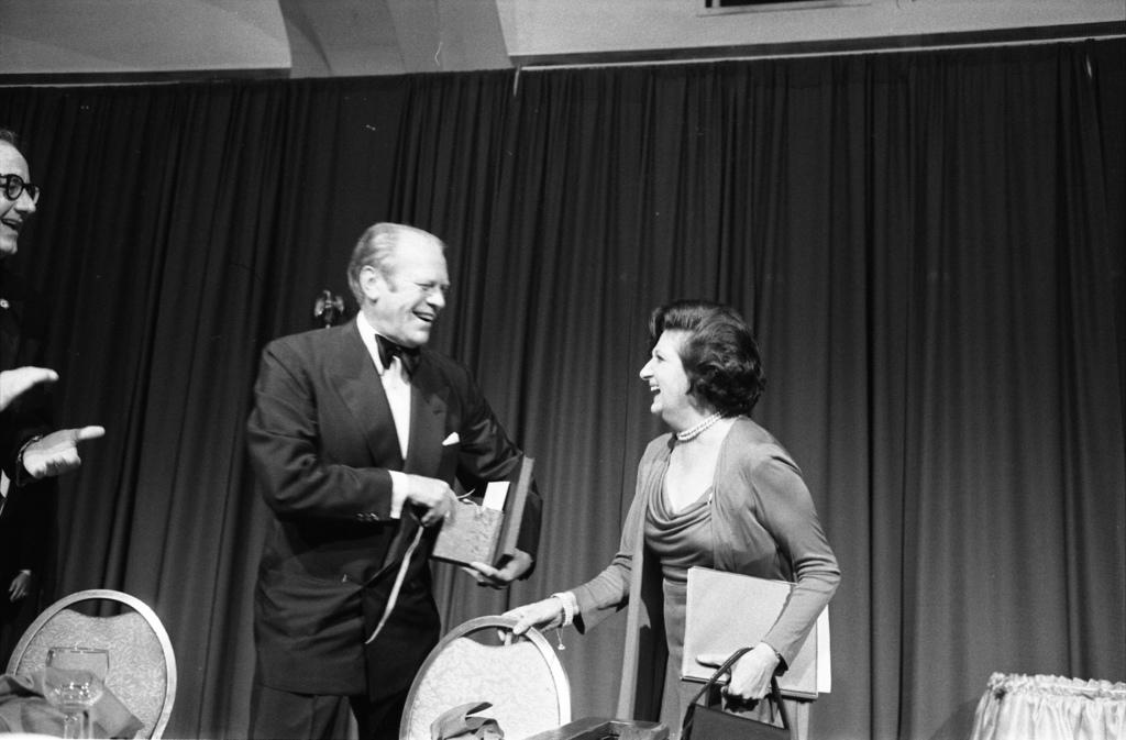 1975, May 3 – Washington Hilton Hotel - Cabinet Room – Washington, DC – Gerald R. Ford, Helen Thomas – talking; formal wear – 61st Annual White House Correspondents' Association Dinner
