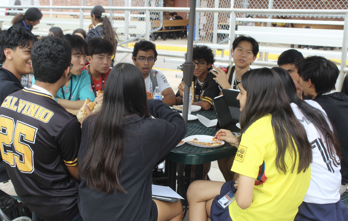 A slice of seniority: senior class participates in pizza party