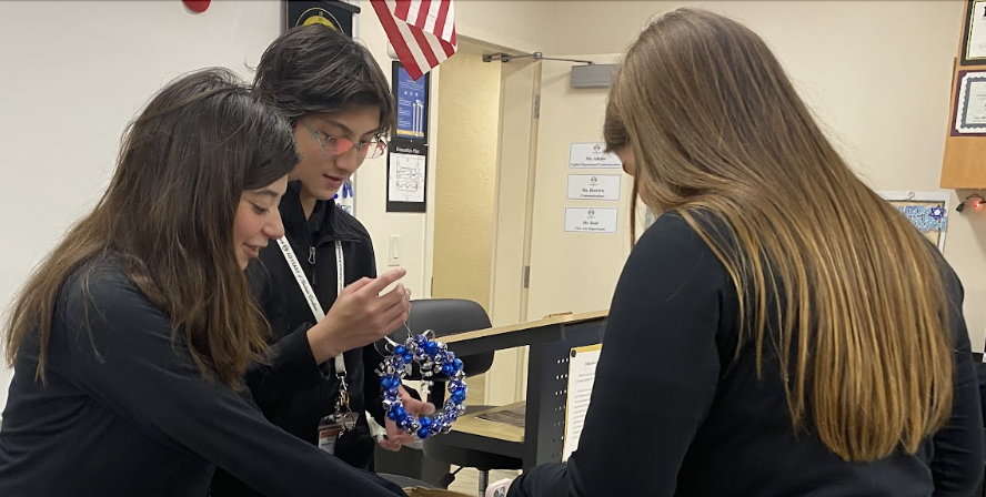 Newspaper students decorate for the holidays